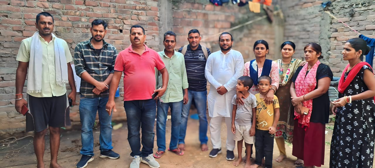 शहीद संतोष यादव के गांव में सड़क खस्ताहाल, यदुवंश महासभा की ओर से सड़क निर्माण को लेकर फिर उठी मांग 